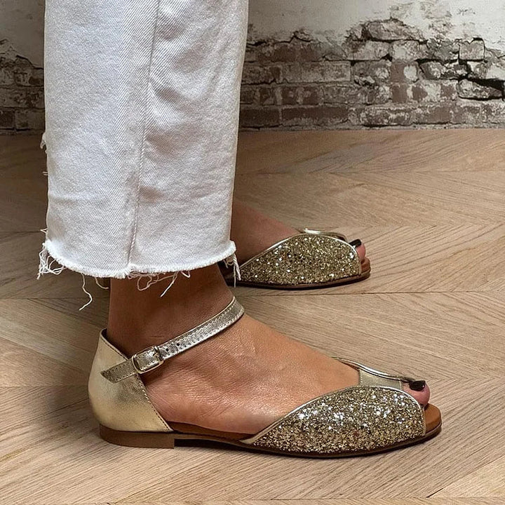 FLACHE SANDALEN MIT KNÖCHELRIEMEN